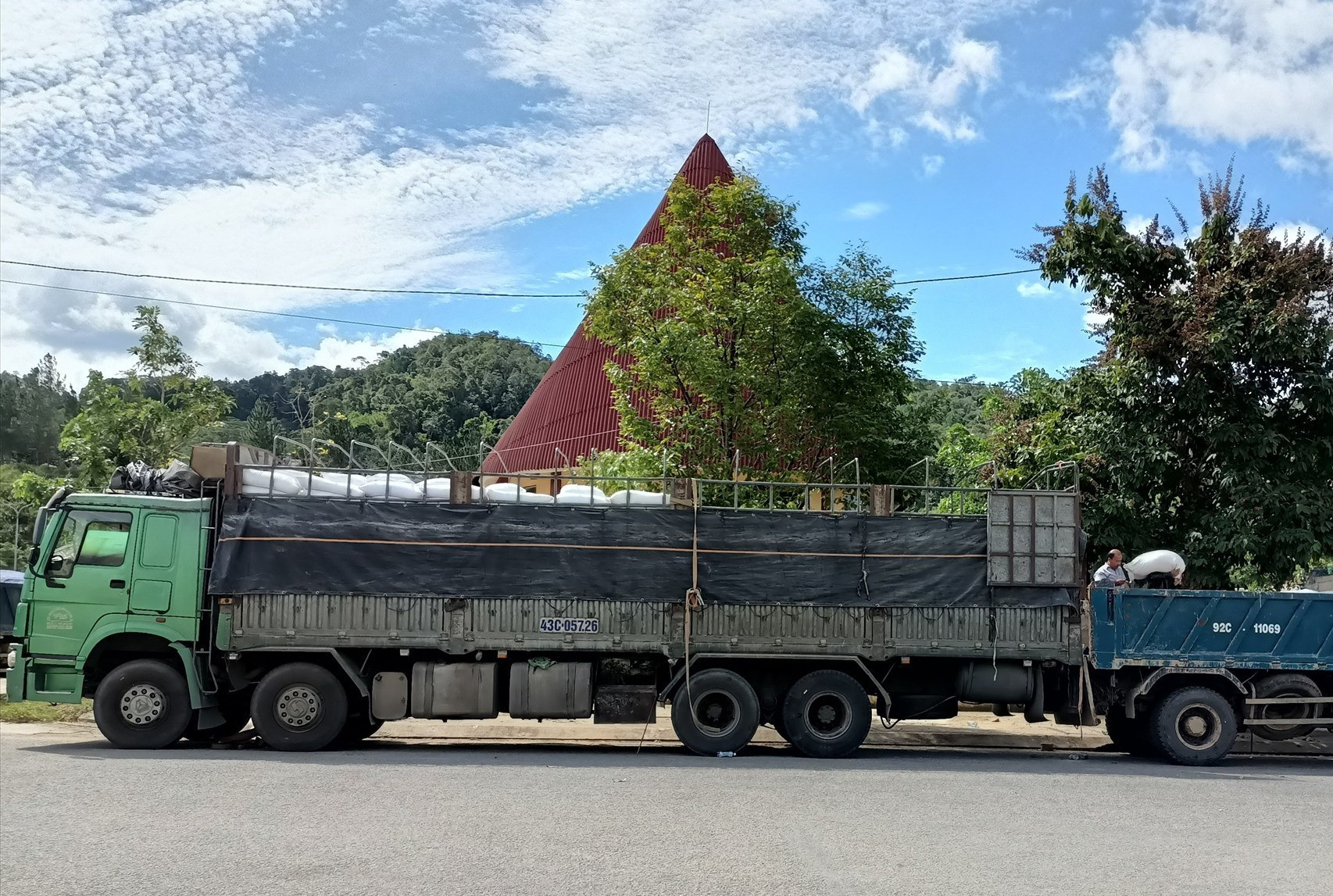 40 tấn gạo được trung chuyển cấp cho nhân dân các bản giáp ranh tỉnh Sê kông (Lào)