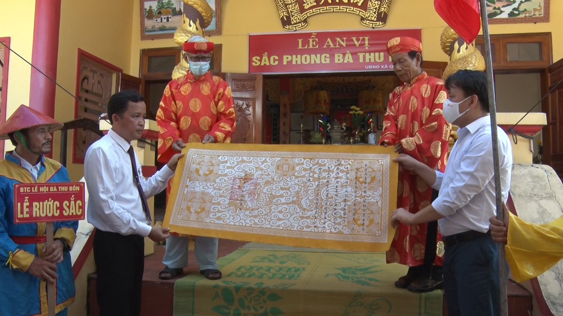 Đại diện lãnh đạo xã Quế Trung (huyện Nông Sơn) trao sắc phong phục dựng Bà Thu Bồn cho Ban Quản lý di tích Dinh Bà Thu Bồn. Ảnh: LÊ THÔNG