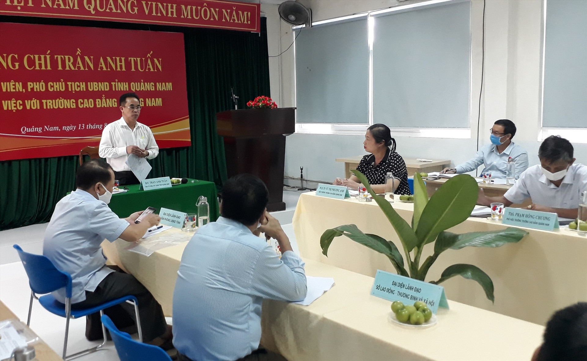 Phó Chủ tịch UBND tỉnh Trần Anh Tuấn lưu ý nhà trường quan tâm đến tuyển sinh, đào tạo. Ảnh: X.P