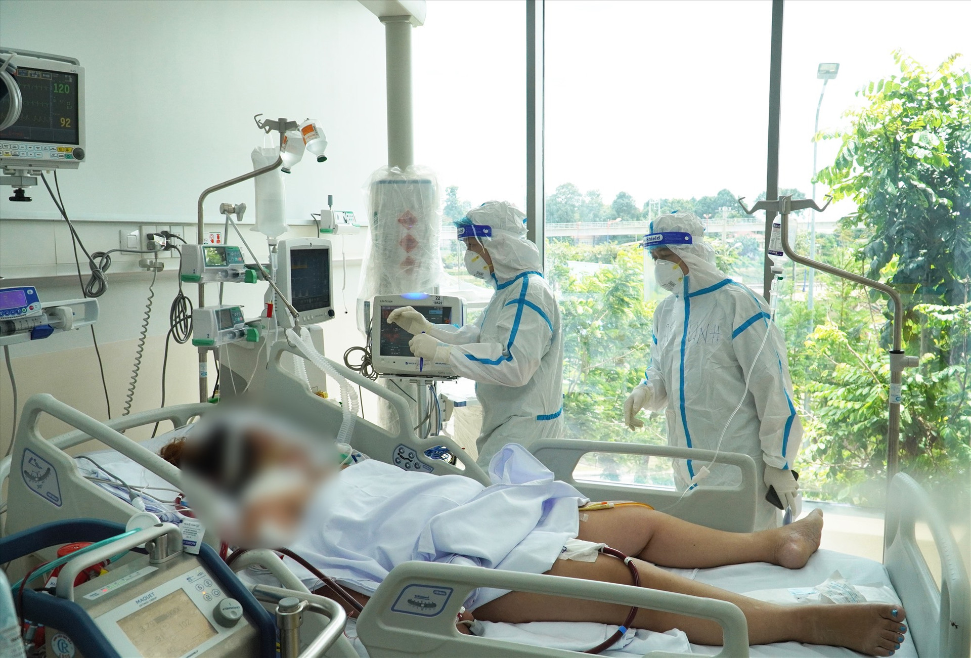 Chăm sóc cho bệnh nhân Covid-19 tại Bệnh viện Dã chiến số 1 Thủ Đức. Ảnh: HOÀNG LAN