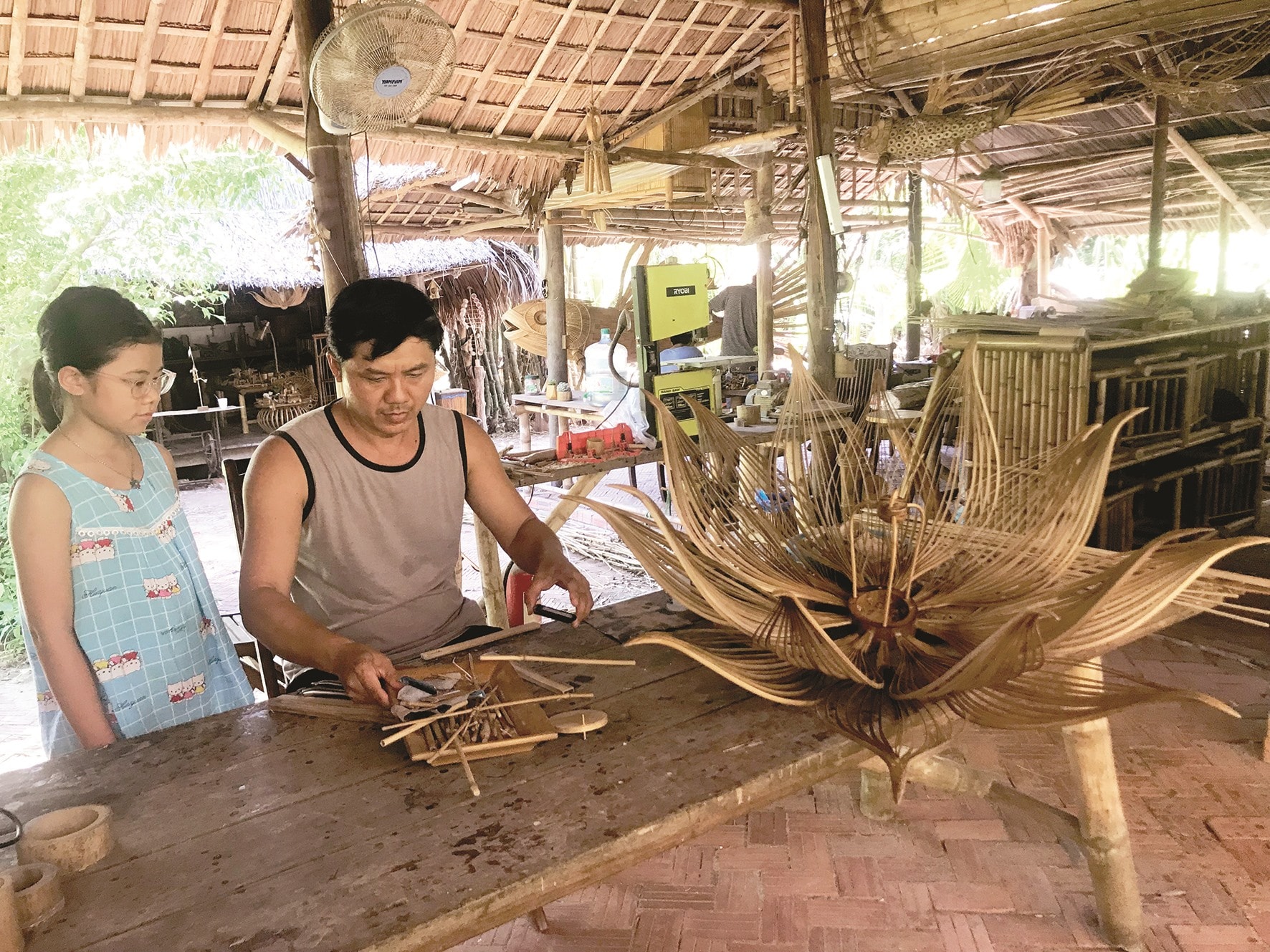 Đèn lồng hình hoa sen đang được hoàn thiện.