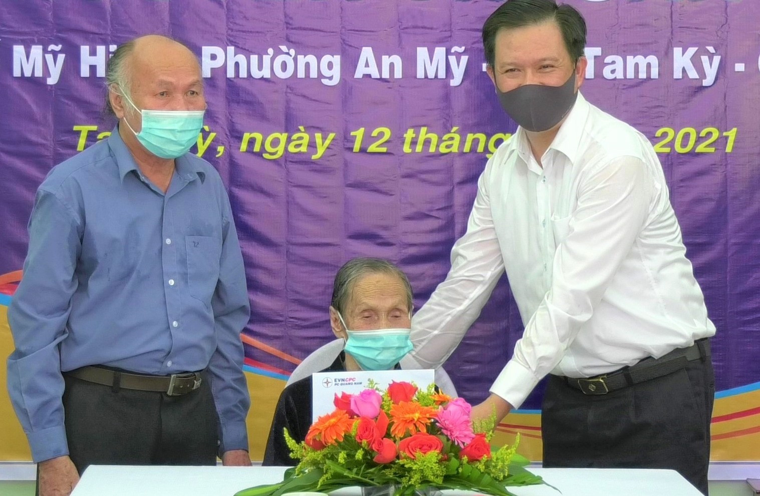 Giám đốc PC Quảng Nam - Nguyễn Hữu Khánh (bên phải) trao tiền phụng dưỡng Mẹ VNAH Nguyễn Thị Cang. Ảnh: VIỆT HẢO