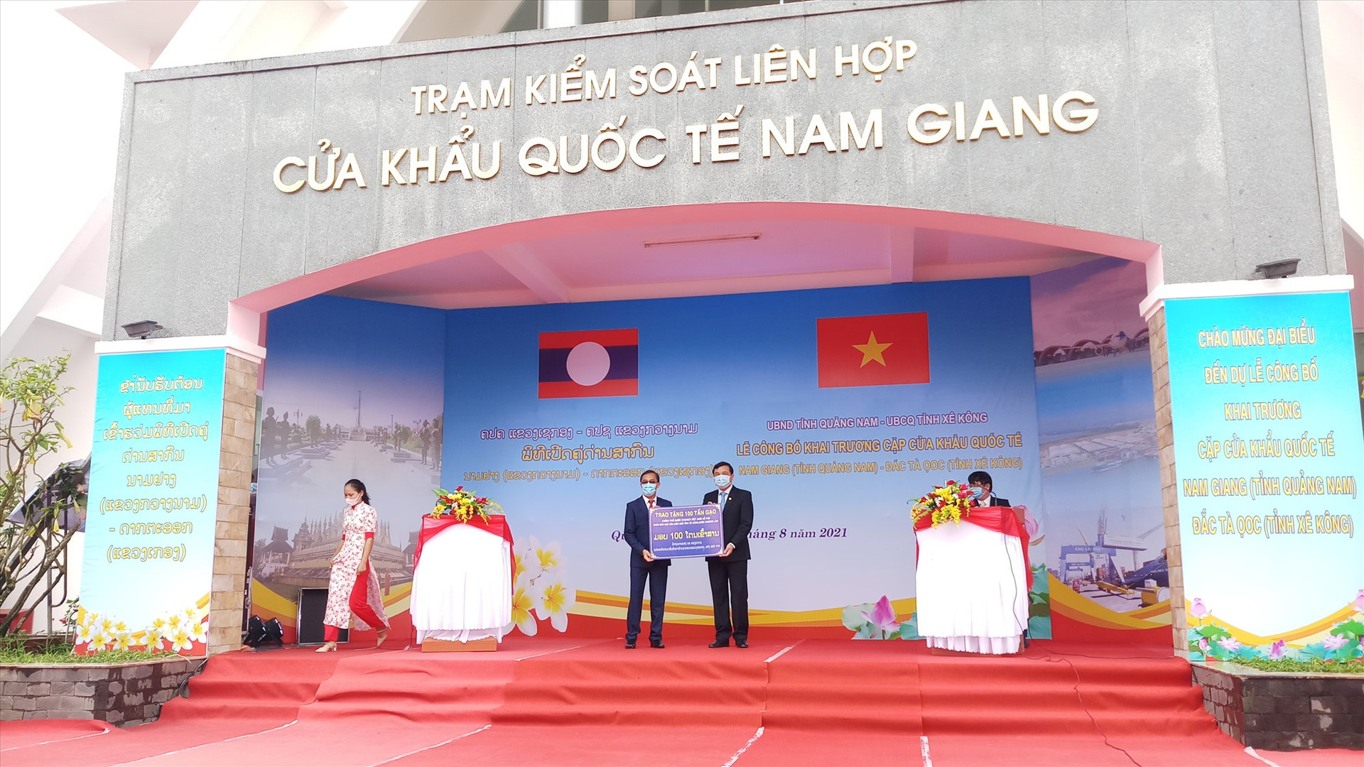 Bí thư Tỉnh ủy Phan Việt Cường trao bảng tượng trưng 100 tấn gạo hỗ trợ người dân Sê Kông. Ảnh: A.N