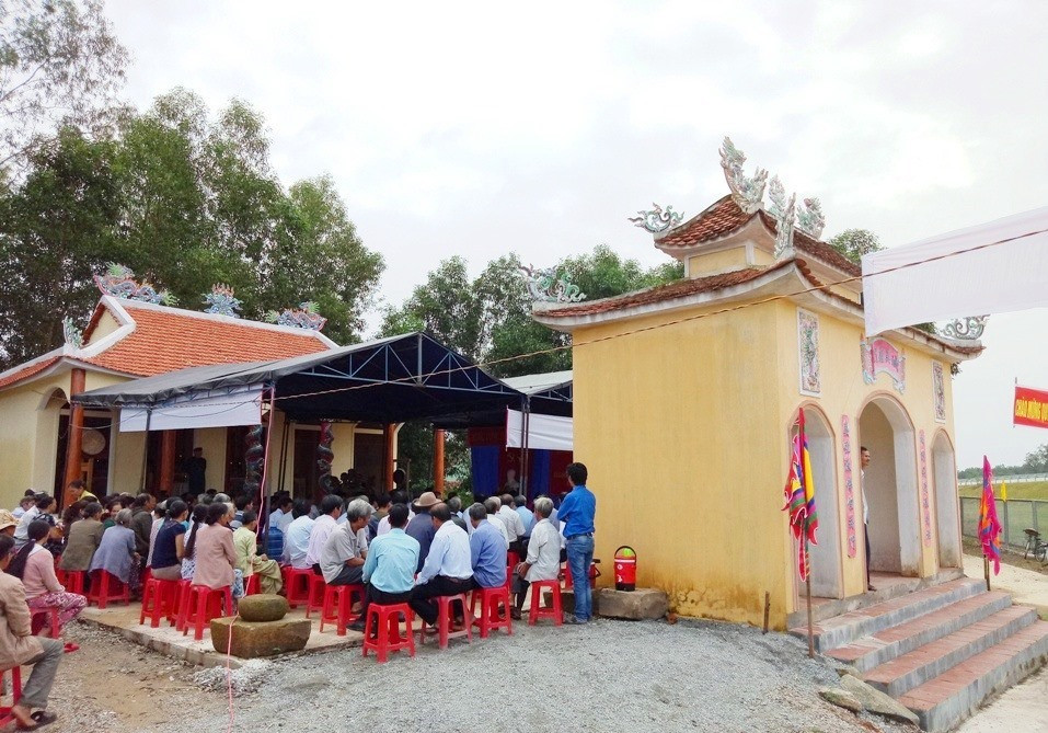 Người dân thôn Thành Mỹ (Phú Ninh) dự lễ khánh thành ngôi đình (năm 2017). Ảnh: HẢI CHÂU