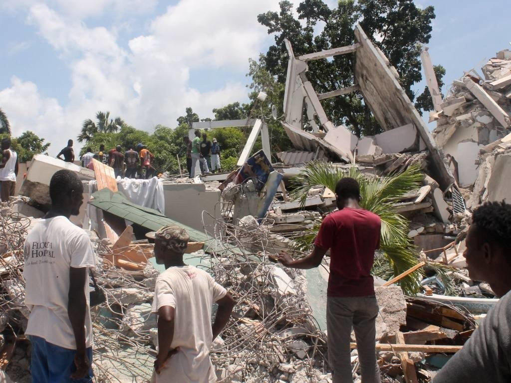 Người dân Haiti bàng hoàng trước thiệt hại của vụ động đất mới nhất. Ảnh: AP