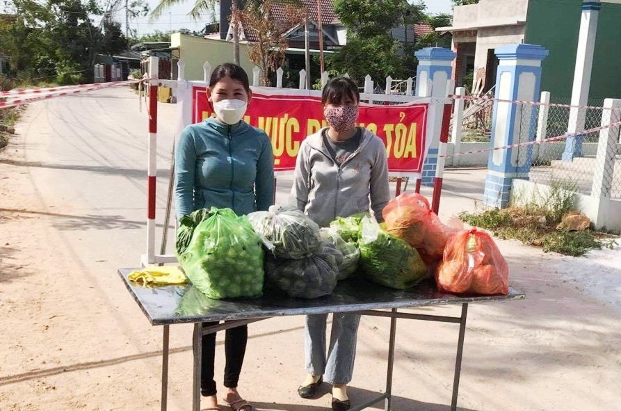 Phụ nữ xã Bình Phục hỗ trợ rau xanh cho khu vực phong tỏa tổ 2 thôn Tất Viên