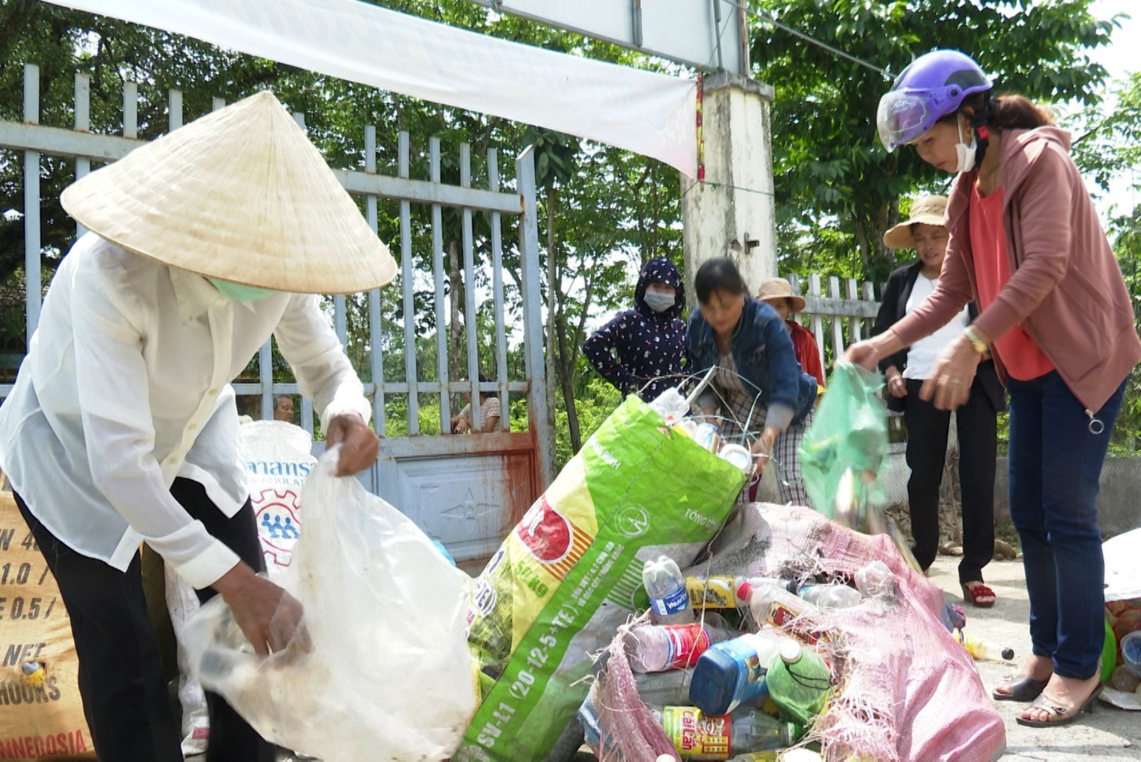 Tổ thu gom phế liệu làm từ thiện tại thôn Thanh Tân, xã Tiên Châu.