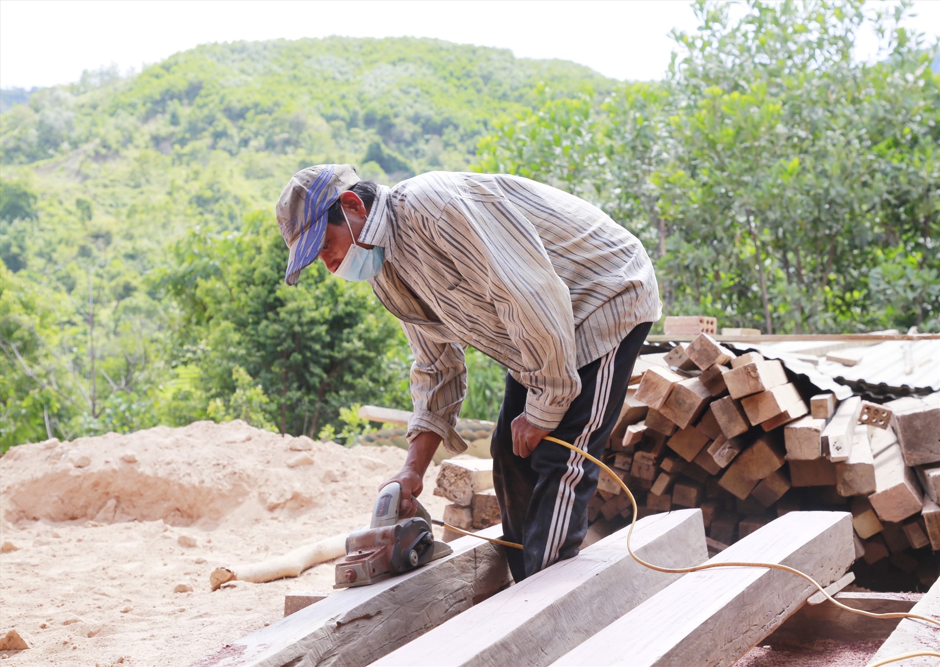 Ông Hồ Văn Hóa đang gấp rút dựng lại căn nhà mới ở thôn 2, xã Phước Thành.