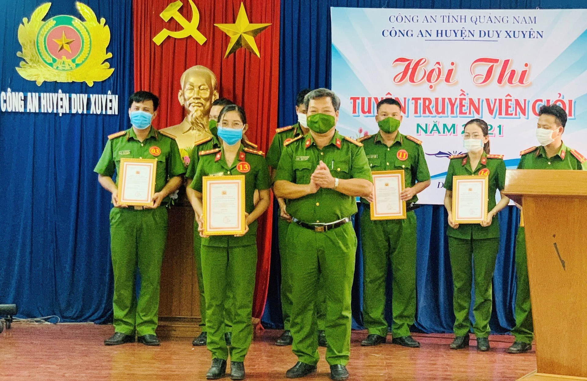 Ban tổ chức trao giải Nhất cho thí sinh Lê Thị Kim Phượng (Công an xã Duy Sơn). Ảnh: T.L