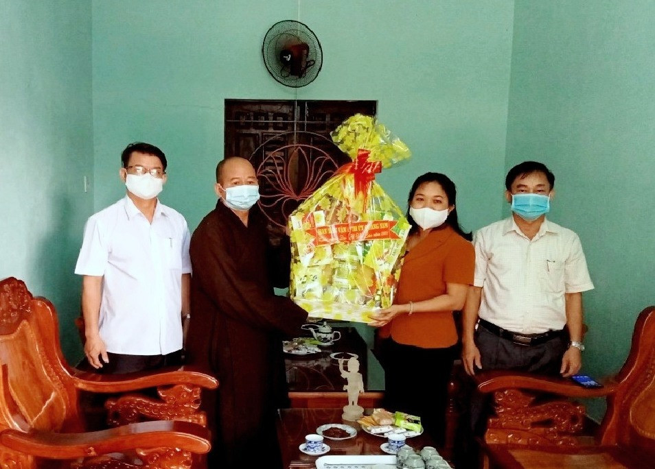 Trưởng ban Dân Tỉnh ủy Huỳnh Thị Thùy Dung chúc mừng lễ Vu lan báo hiếu tại huyện Phú Ninh. Ảnh: V.Đ