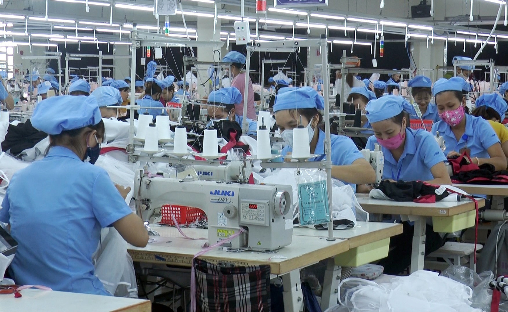 Nhiều lao động nông thôn ở Quế Sơn được đào tạo nghề may công nghiệp có việc làm ổn định. Ảnh: T.P