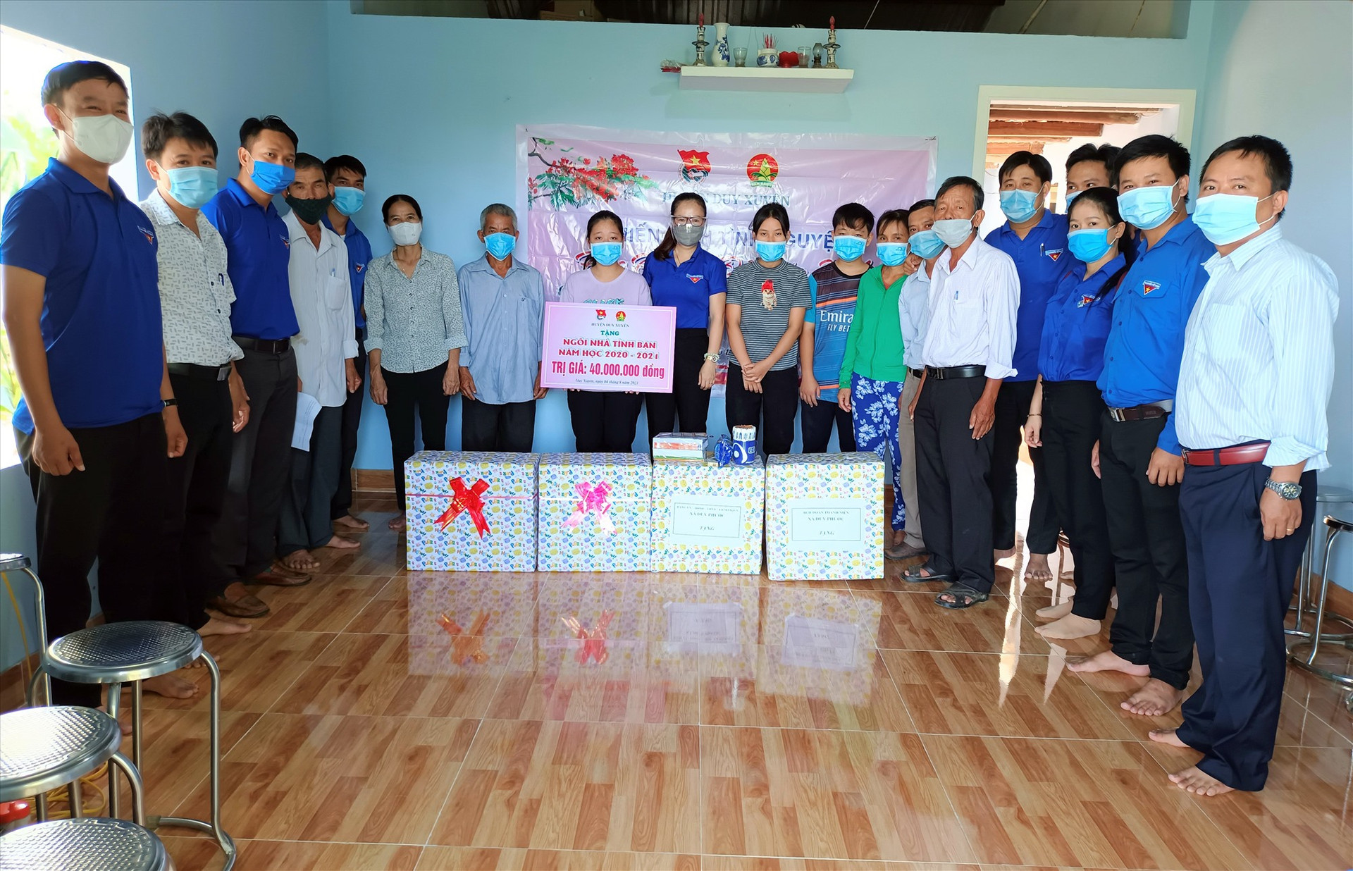 Huyện đoàn Duy Xuyên, xã Duy Phước và đoàn trường tặng quà cho gia đình 2 em Trinh và Tuyết.