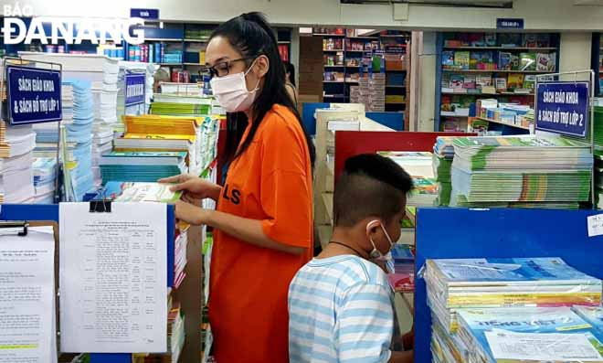 Phụ huynh chọn sách tại Nhà sách Đà Nẵng tháng 6-2021. Ảnh: NGỌC HÀ.