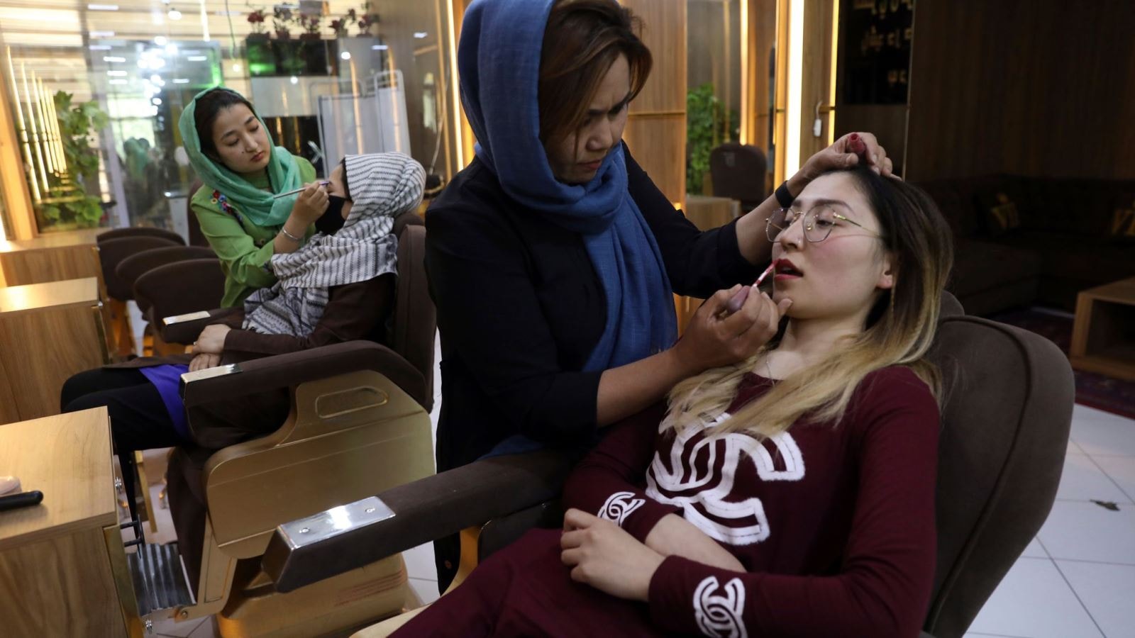 Nữ khách hàng làm đẹp tại một thẩm mỹ viện ở Kabul, Afghanistan, ngày 25/4/2021. Những phụ nữ trẻ đang làm việc tại Kabul cho biết họ lo sợ giấc mơ của họ có thể trở nên ngắn ngủi khi Taliban quay trở lại nắm quyền. Ảnh: AP