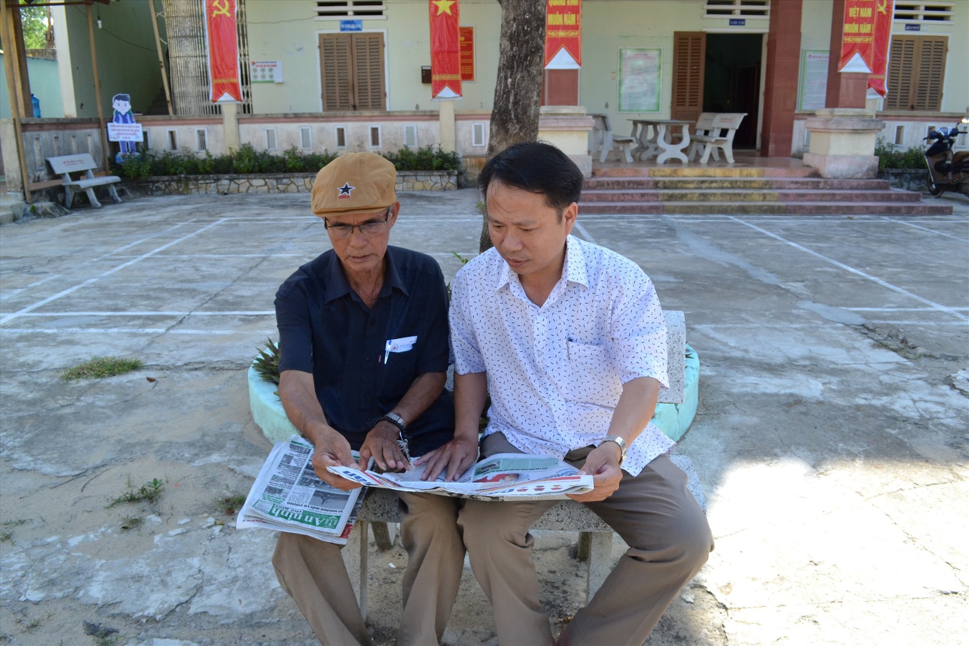 Ông Nguyễn Tấn Thu - Bí thư Đảng ủy xã Bình Hải trao đổi với cán bộ lão thành địa phương để chia sẻ, học hỏi kinh nghiệm. Ảnh: VIỆT NGUYỄN