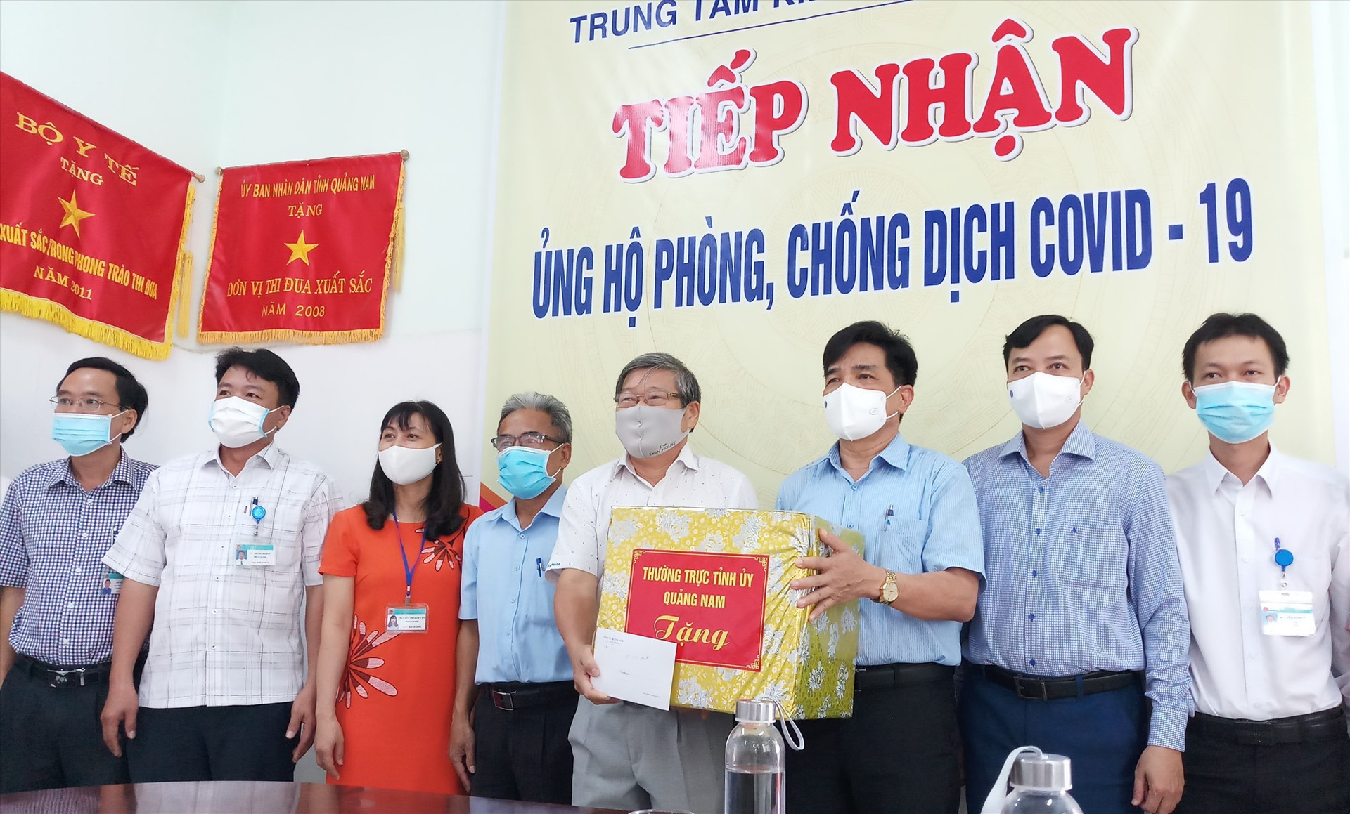 Phó Bí thư Thường trực Tỉnh ủy Lê Văn Dũng (thứ 3 từ phải sang) trao quà động viên cán bộ CDC Quảng Nam. Ảnh: A.N