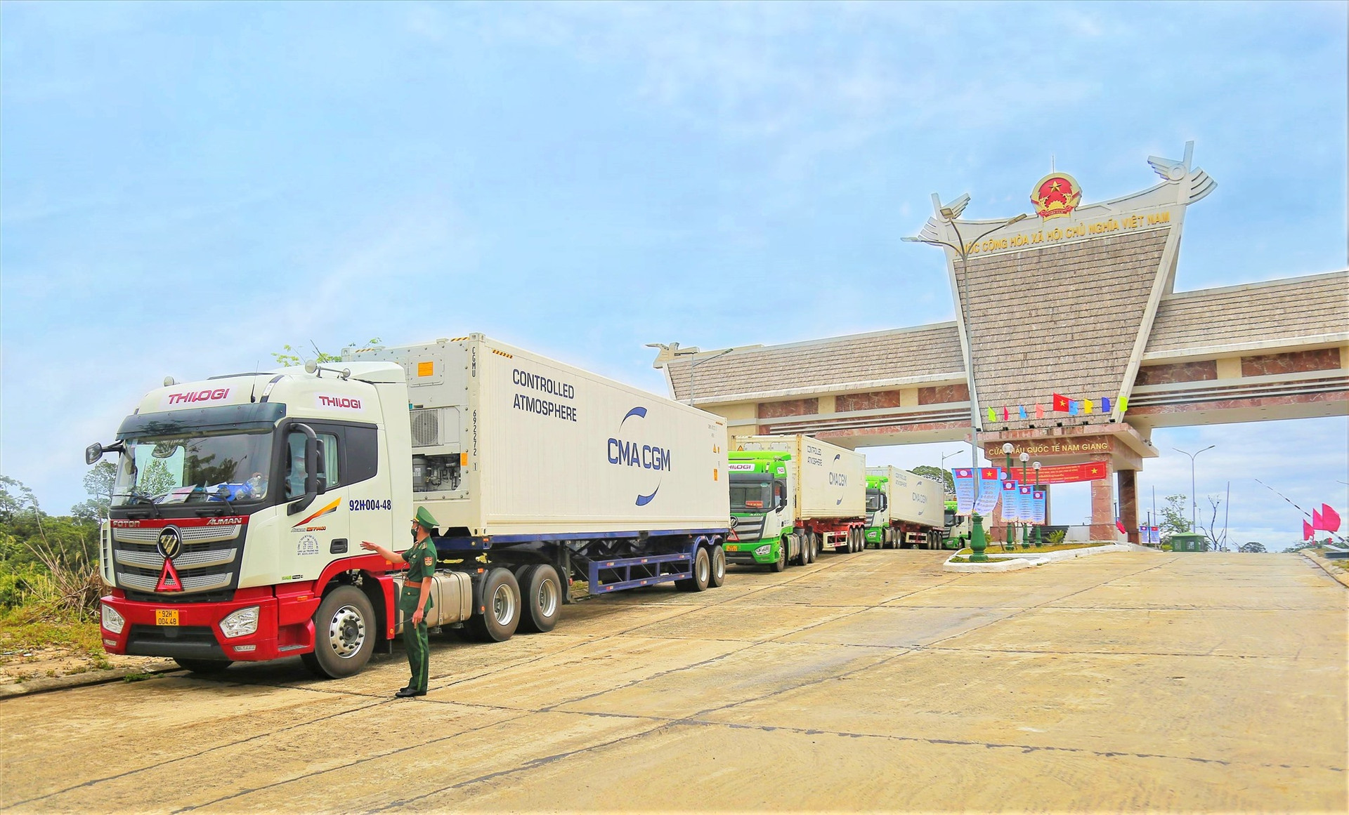 Phương tiện vận chuyển của THILOGI tại CK quốc tế Nam Giang trong ngày khai trương.