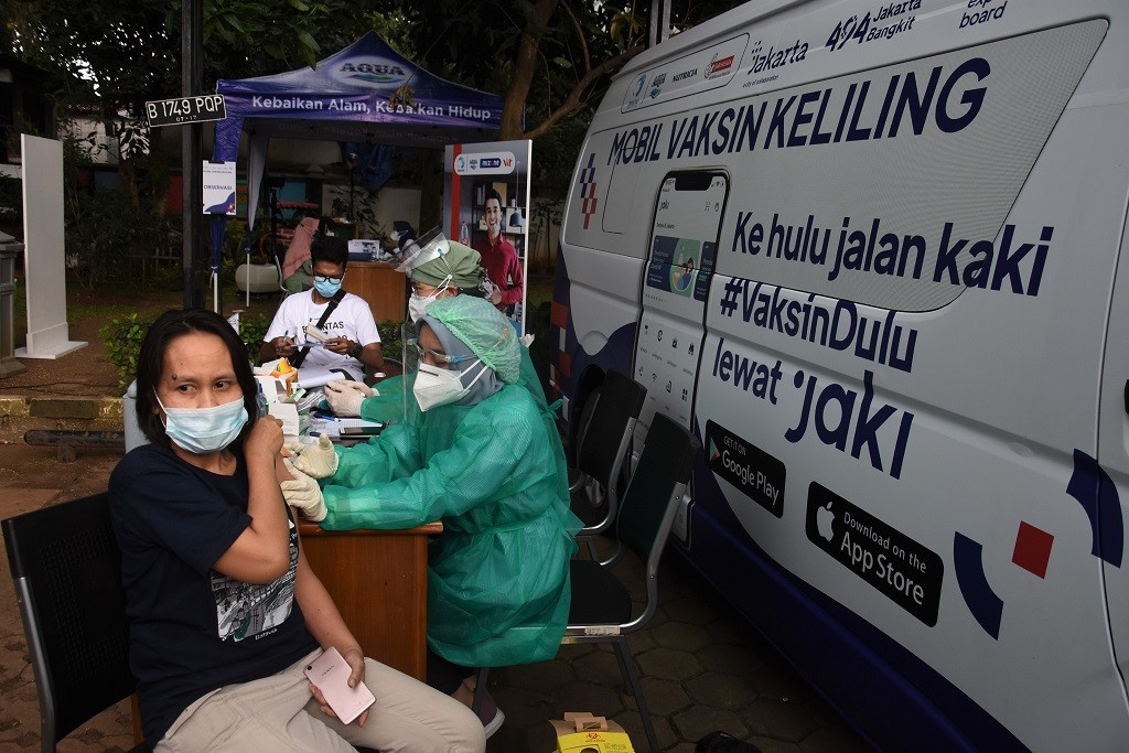 Tiêm chủng vắc xin Covid-19 lưu động tại Jakarta, Indonesia. Ảnh: Jakartapost