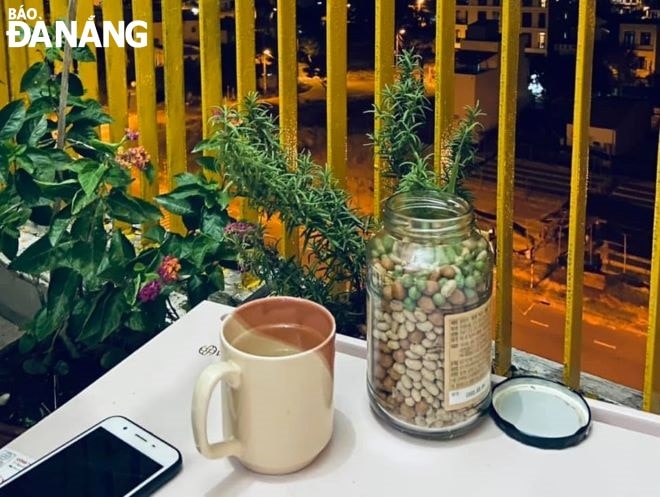 Ban công mới mẻ hơn khi chúng tôi quyết định sơn mới trong những ngày phải ở nhà vì Covid-19. (Ảnh H.L)