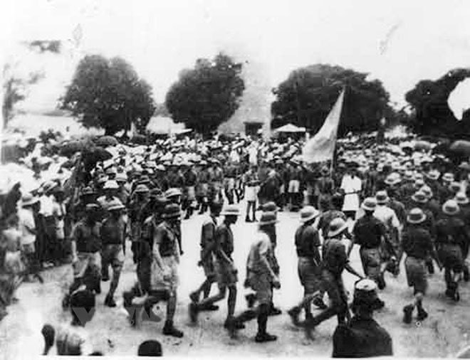 Từ ngày 14 đến ngày 18-8-1945, cuộc tổng khởi nghĩa nổ ra giành được thắng lợi ở nông thôn đồng bằng Bắc Bộ, đại bộ phận miền Trung, một phần miền Nam và ở các thị xã: Bắc Giang, Hải Dương, Hà Tĩnh, Hội An, Quảng Nam… Trong ảnh: Ngày 14-8-1945, đội du kích Ba Tơ tiến về thị xã Quảng Ngãi, cùng nhân dân khởi nghĩa giành chính quyền. (Ảnh: Tư liệu/TTXVN)