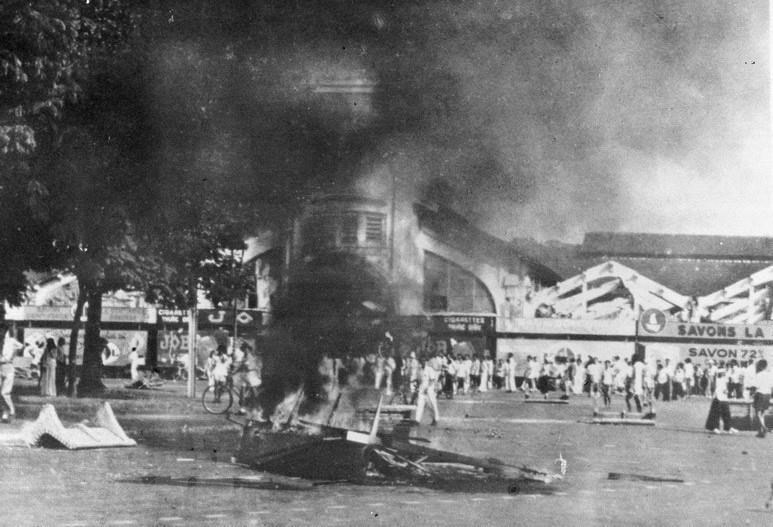 Năm 1945-1946, Đảng và Chủ tịch Hồ Chí Minh lãnh đạo toàn dân chống thù trong, giặc ngoài, vừa kháng chiến vừa kiến quốc. Trong ảnh: Những ngày đầu kháng chiến chống thực dân Pháp ở Sài Gòn, tháng 9-1945. (Ảnh: Tư liệu TTXVN)