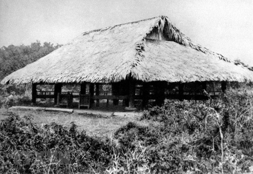 Ngày 16-8-1945, Đại hội Quốc dân họp tại Tân trào thông qua “10 chính sách lớn của Việt Minh”; thông qua “Lệnh tổng khởi nghĩa”; quy định quốc kỳ, quốc ca; thành lập Ủy ban Dân tộc giải phóng Trung ương, tức Chính phủ Lâm thời do đồng chí Hồ Chí Minh làm Chủ tịch. Trong ảnh: Đình Tân Trào, huyện Sơn Dương (Tuyên Quang), nơi diễn ra Đại hội Quốc dân do Việt Minh triệu tập, ngày 16-8-1945. (Ảnh: Tư liệu/TTXVN phát)