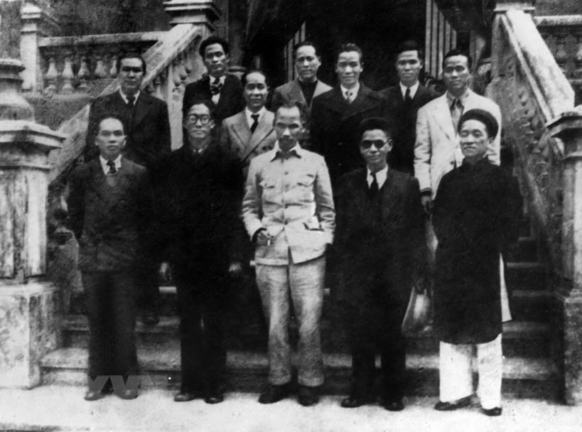 Chủ tịch Hồ Chí Minh và các thành viên Hội đồng Chính phủ lâm thời nước Việt Nam Dân chủ Cộng hoà ra mắt sau phiên họp đầu tiên, sáng 3-9-1945. Tại phiên họp này, Chủ tịch Hồ Chí Minh đã đặt vấn đề về sự cần thiết phải có một bản Hiến pháp dân chủ cho nước Việt Nam. (Ảnh: TTXVN)