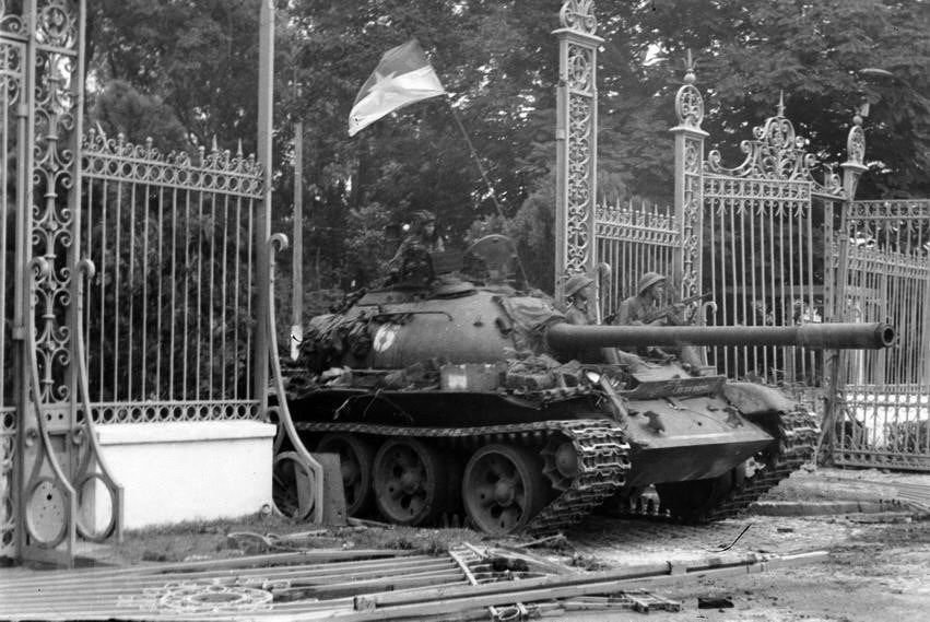 Đại thắng mùa Xuân 1975, với đỉnh cao là chiến dịch Hồ Chí Minh lịch sử, là thành quả vĩ đại của nhân dân ta, thể hiện ý chí, khát vọng độc lập, thống nhất Tổ quốc của dân tộc ta trong thời đại Hồ Chí Minh. Trong ảnh: Xe tăng quân Giải phóng đánh chiếm Dinh Độc Lập ngày 30-4-1975, ghi dấu mốc lịch sử kết thúc cuộc kháng chiến chống Mỹ cứu nước, thống nhất hoàn toàn đất nước. (Ảnh: Trần Mai Hưởng/TTXVN)