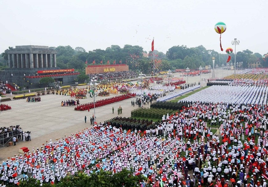 76 năm đã qua, tinh thần của Cách mạng Tháng Tám, chân lý của Chủ tịch Hồ Chí Minh: “Không có gì quý hơn độc lập, tự do” vẫn luôn ngời sáng trong sự nghiệp đấu tranh giành độc lập, thống nhất, bảo vệ và thực hiện thắng lợi công cuộc xây dựng một nước Việt Nam hòa bình, thống nhất, độc lập, dân chủ và giàu mạnh của toàn dân tộc dưới sự lãnh đạo của Đảng Cộng sản Việt Nam quang vinh. (Ảnh: Nhan Sáng/TTXVN)