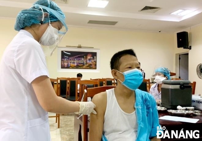 Người cao tuổi, mắc bệnh mãn tính đang điều trị tại Bệnh viện Đà Nẵng được tiêm vắc-xin Covid-19, tháng 7-2021. (Ảnh: Bệnh viện Đà Nẵng)