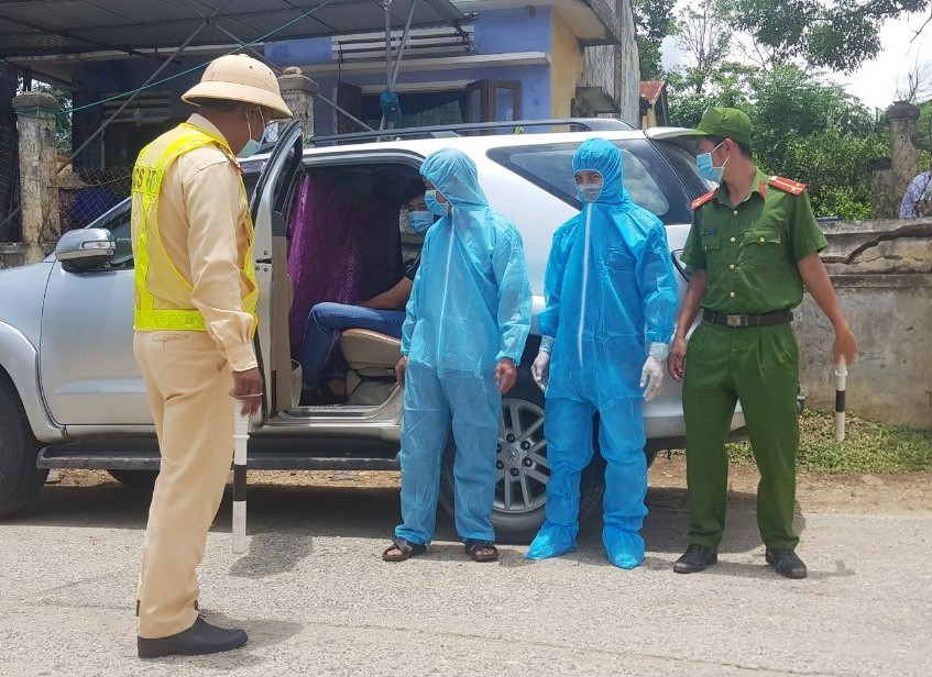 Lực lượng chức năng huyện Đông Giang đưa một công dân trở về “chui” từ TP.Đà Nẵng, không khai báo y tế đến khu cách ly tập trung phòng chống dịch. Ảnh: Đ.N