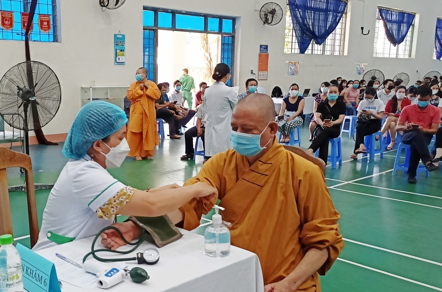(QNO) - Trung tâm Kiểm soát bệnh tật Quảng Nam vừa tiêm vắc xin phòng Covid-19 cho 93 vị chức sắc, chức việc các tôn giáo trên địa bàn tỉnh.