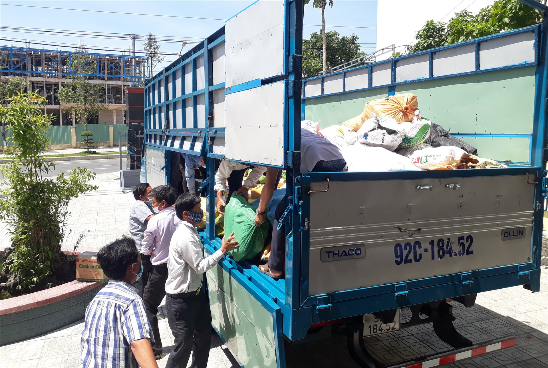 Hội CCB huyện Quế Sơn chuyển lương thực thực phẩm lên xe hỗ trợ người dân TP. Đà Nẵng. ảnh DT