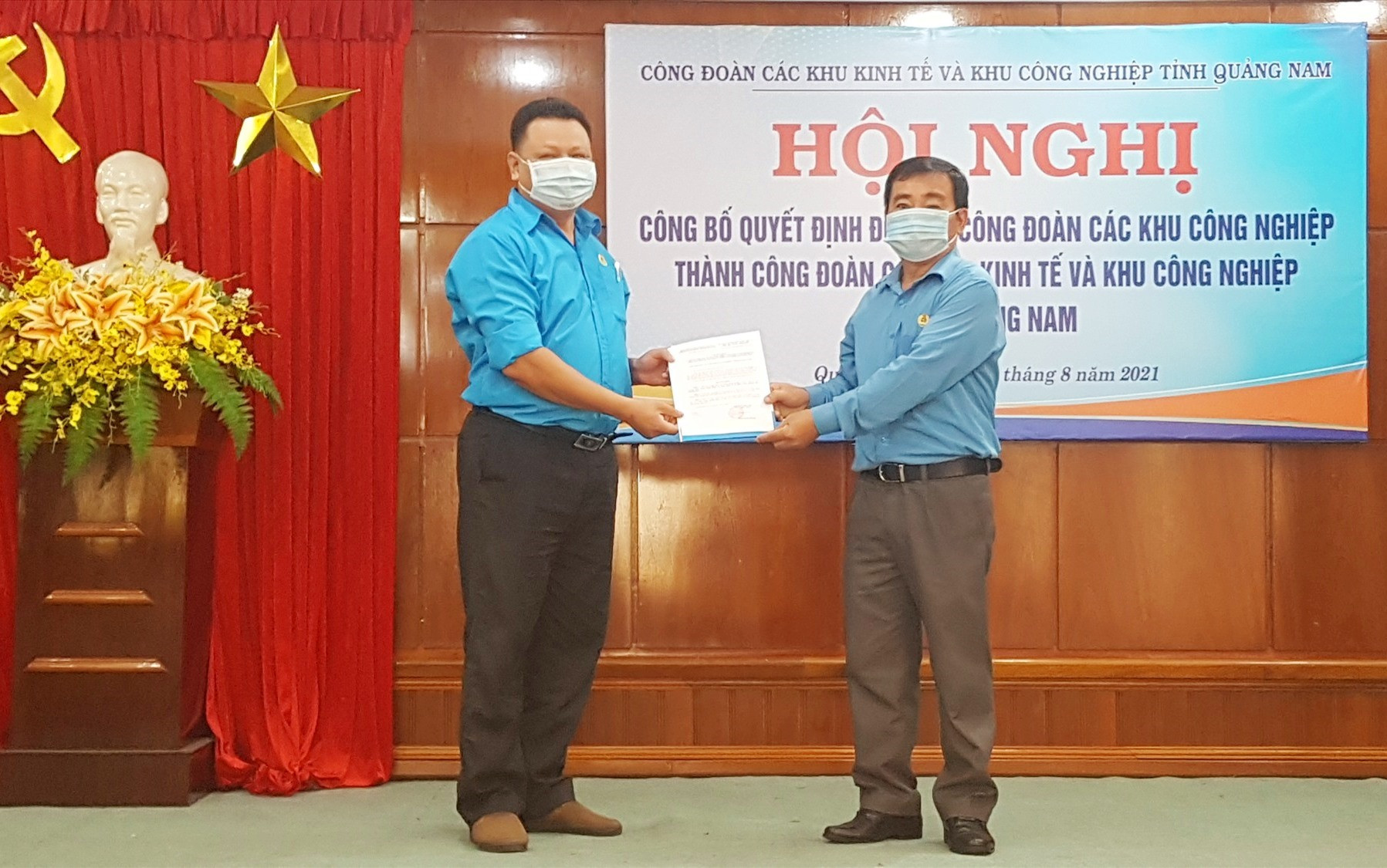 Chủ tịch LĐLĐ tỉnh Phan Xuân Quang trao Quyết định đổi tên Công đoàn Khu kinh tế và Khu công nghiệp tỉnh. Ảnh: D.L