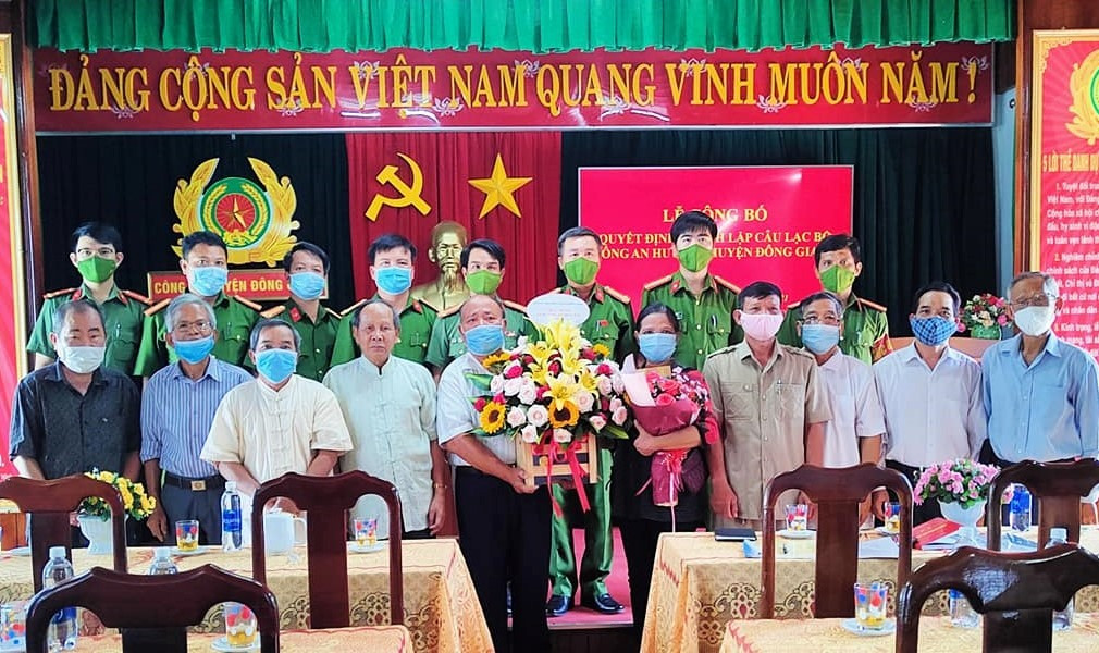 Các thành viên CLB Công an hưu trí huyện Đông Giang ra mắt. Ảnh: CACC