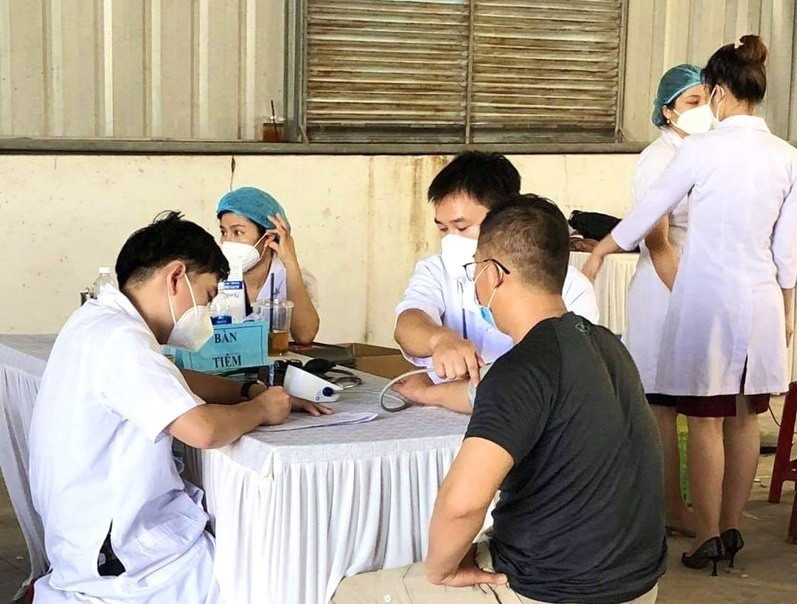 Công nhân, người lao động tại Khu Công nghiệp Bắc Chu Lai được tiêm vắc xin AstraZeneca phòng ngừa Covid-19. Ảnh: M.T