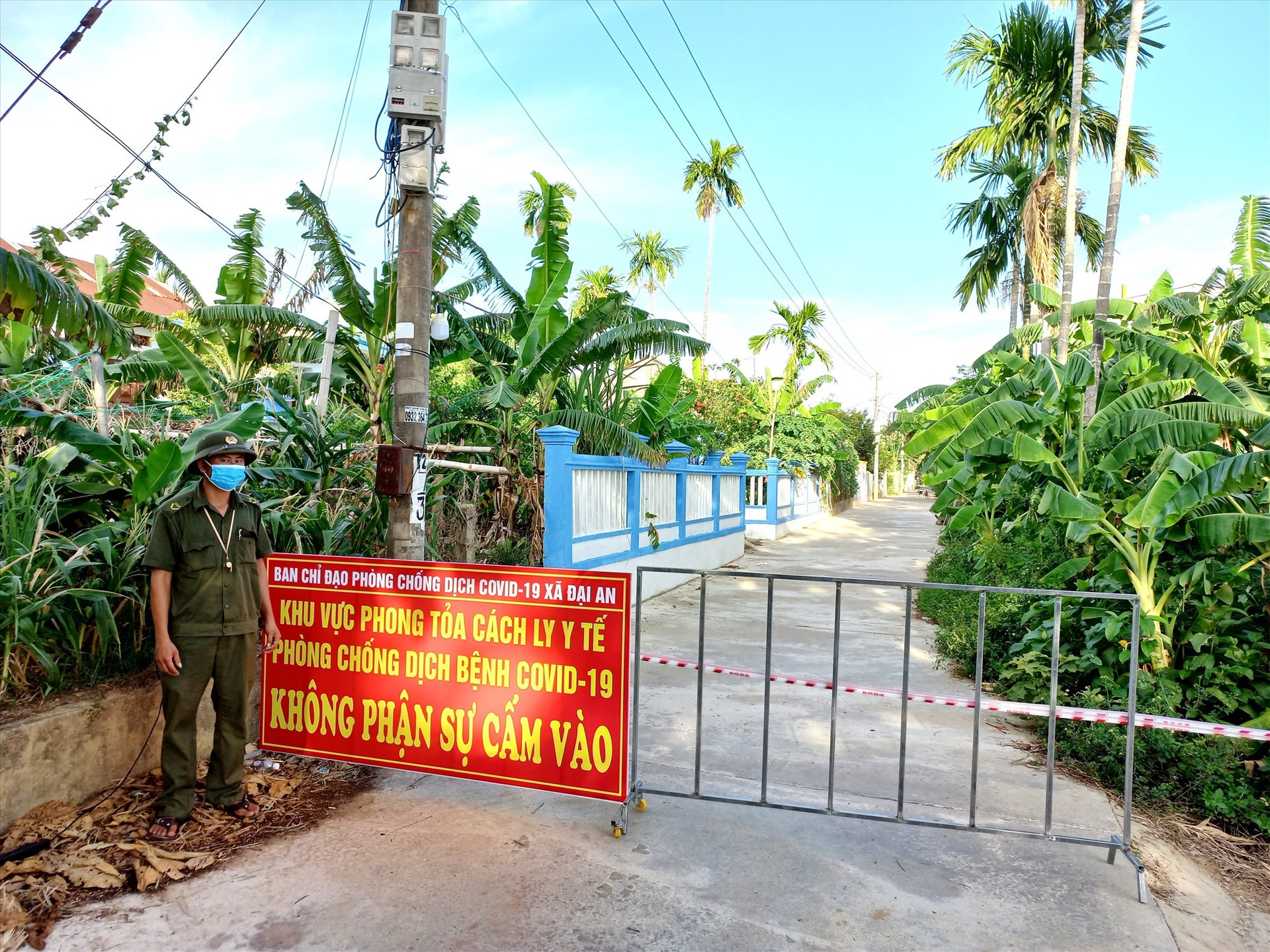Chốt chặn phong tỏa Tổ đoàn kết số 4, thôn Phú Phước được thiết lập tối ngày 18.8. Ảnh: CT