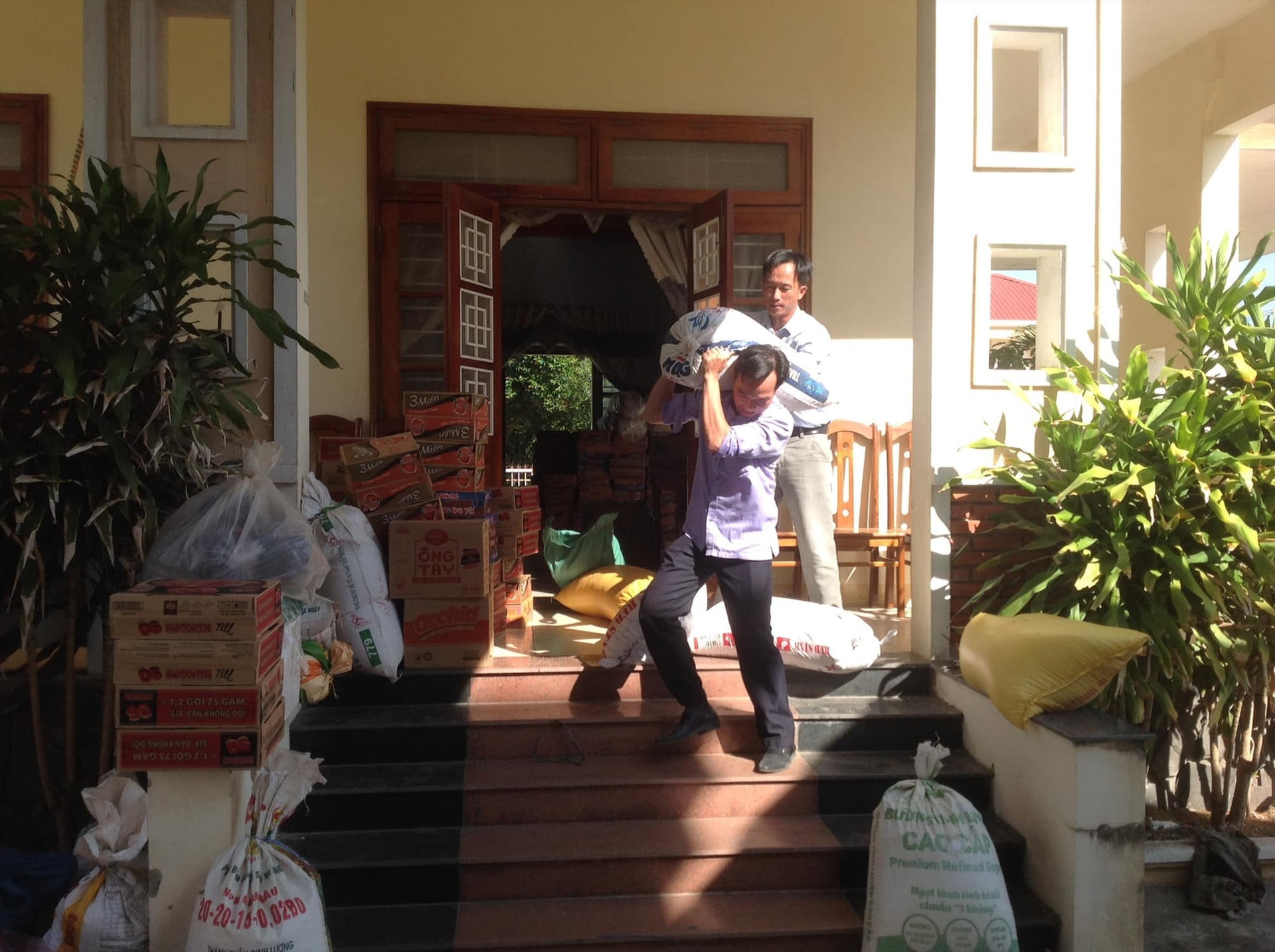 Hội CCB H.Núi Thành ủng hộ hơn 3 tấn lương thực cho Hội CCB và người dân TP.Đà Nẵng. Ảnh: Nguyễn Quỳnh