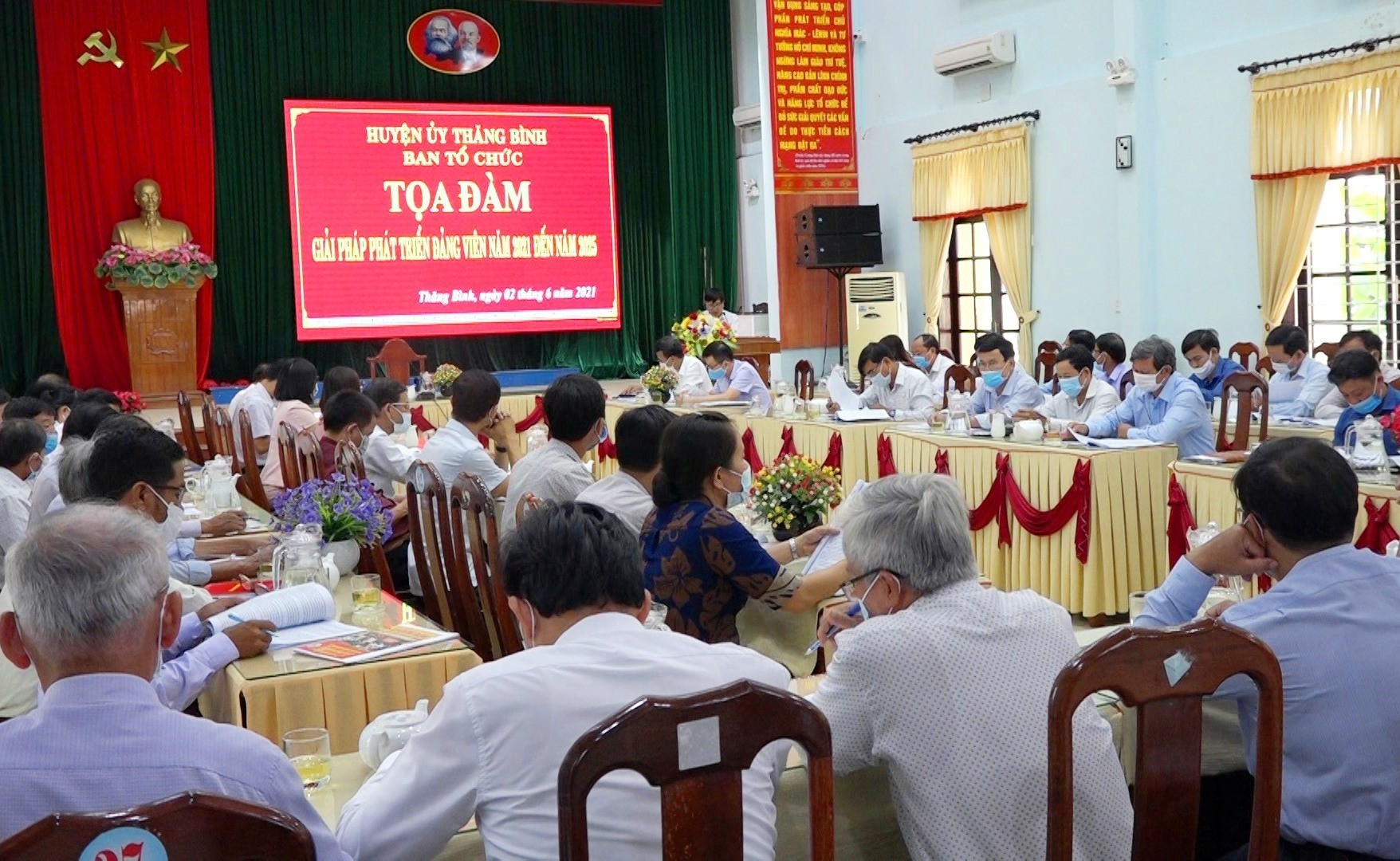 Huyện ủy Thăng Bình tổ chức “Tọa đàm phát triển đảng viên năm 2021 đến năm 2025” vào tháng 6.2021. Ảnh: MINH TÂN
