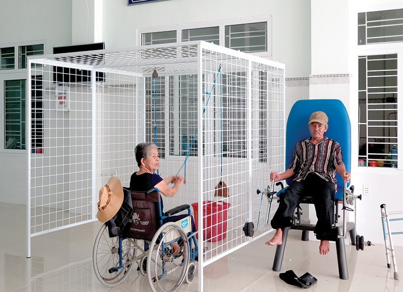 Bệnh nhân của BV Y học Cổ truyền Quảng Nam được cho xuất viện hoặc điều chuyển về các bệnh viện khác. Trong ảnh, bệnh nhân tập vật lý trị liệu tại bệnh viện hồi năm 2020. Ảnh: X.H