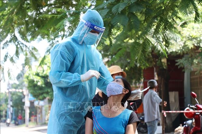 Lấy mẫu xét nghiệm cho người dân ở khu vực nguy cơ. Ảnh: TTXVN