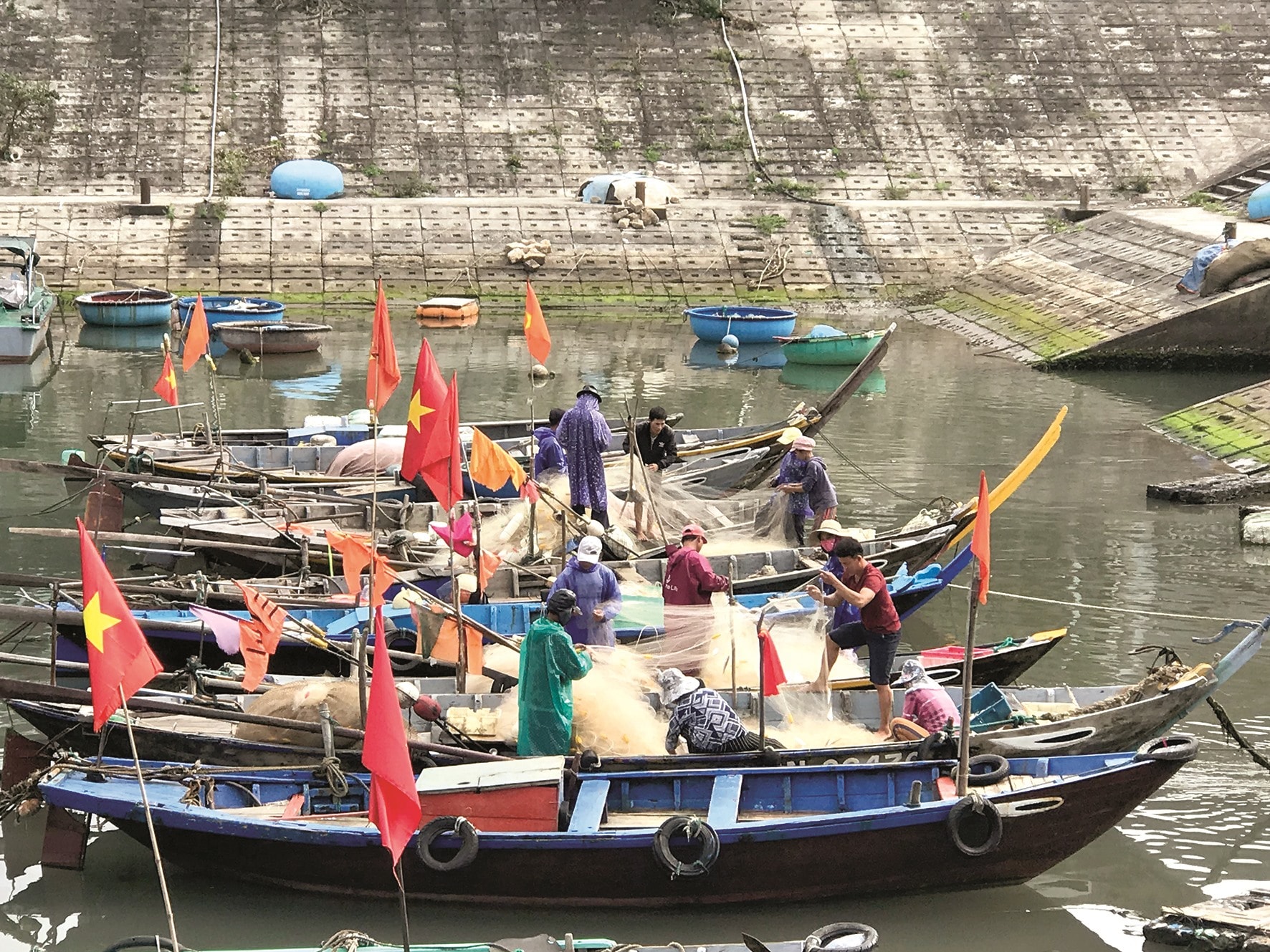 Nghề biển thu hút rất nhiều người làm du lịch trên đảo tham gia.