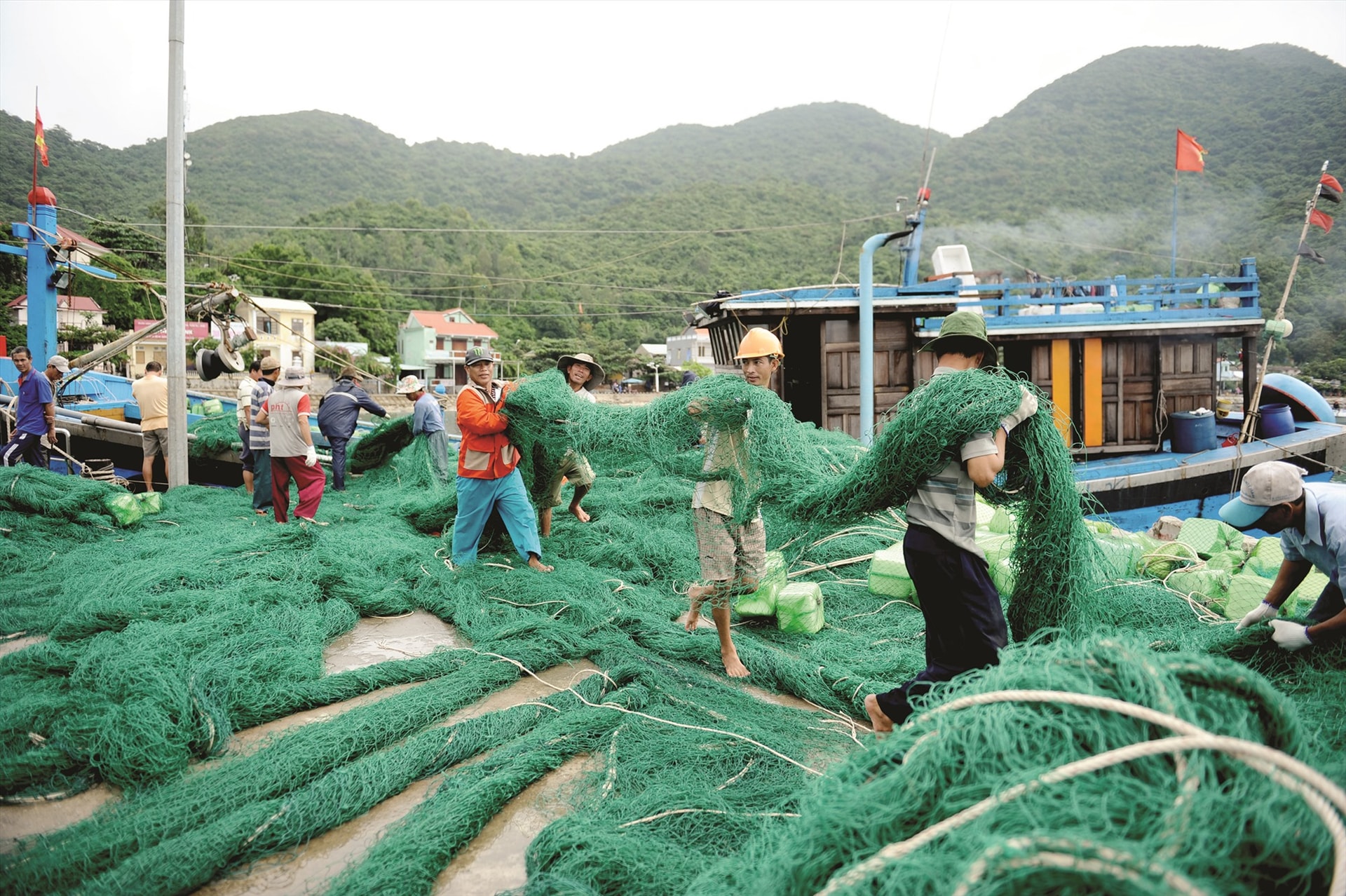 Nhiều người trước đây làm dịch vụ du lịch nay chuyển sang làm biển để ổn định cuộc sống.