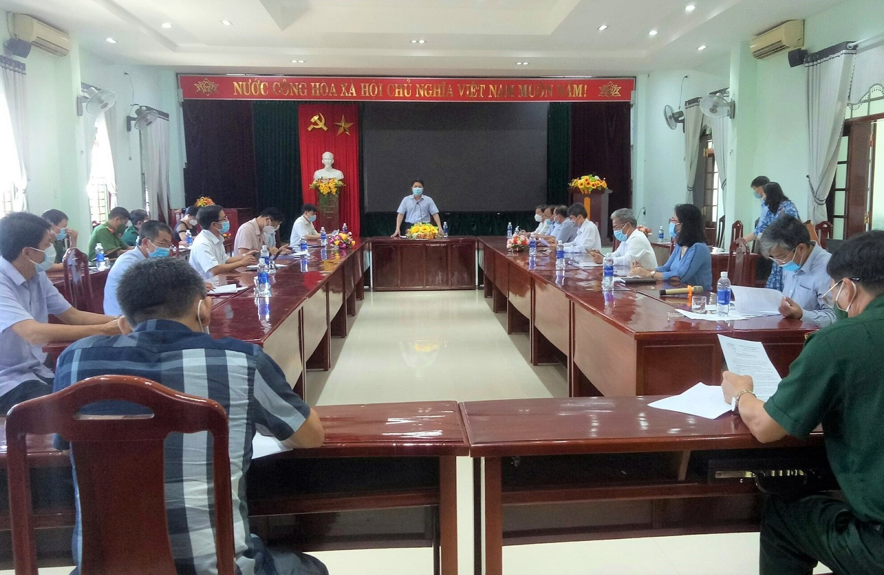 Phó Chủ tịch UBND tỉnh Trần Văn Tân phát biểu tại buổi làm việc với huyện Hiệp Đức. Ảnh: V.A