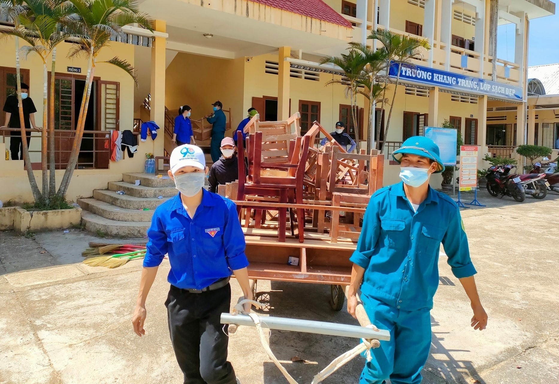 Lực lượng thanh niên hỗ trợ địa phương thành lập khu cách ly tập trung tại Trường Tiểu học và THCS Nguyễn Trãi (xã Bình Sơn). Ảnh: Tuổi trẻ Hiệp Đức