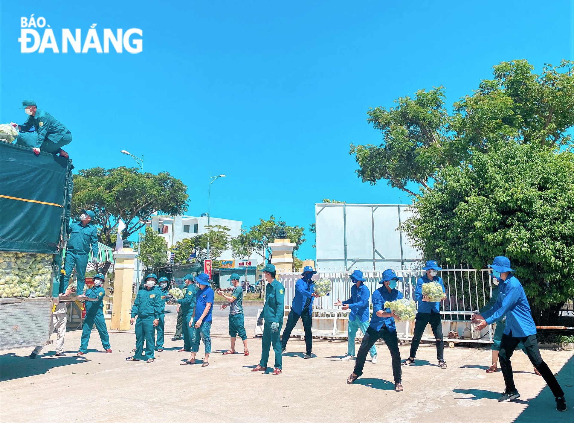 Những ngày qua, thành phố tiếp nhận hàng trăm tấn rau, củ, quả do các doanh nghiệp hỗ trợ để giúp đỡ người dân gặp khó khăn do dịch bệnh. Cùng với dân quân các địa phương, lực lượng đoàn viên, thanh niên trở thành những “cửu vạn” đặc biệt giúp khuân vác, phân phối thực phẩm. Trong ảnh: Mỗi ngày, đoàn viên, thanh niên phường Hoà Hiệp Nam (quận Liên Chiểu) khuân vác hàng chục tấn rau, củ, quả các loại. Ảnh: L.P