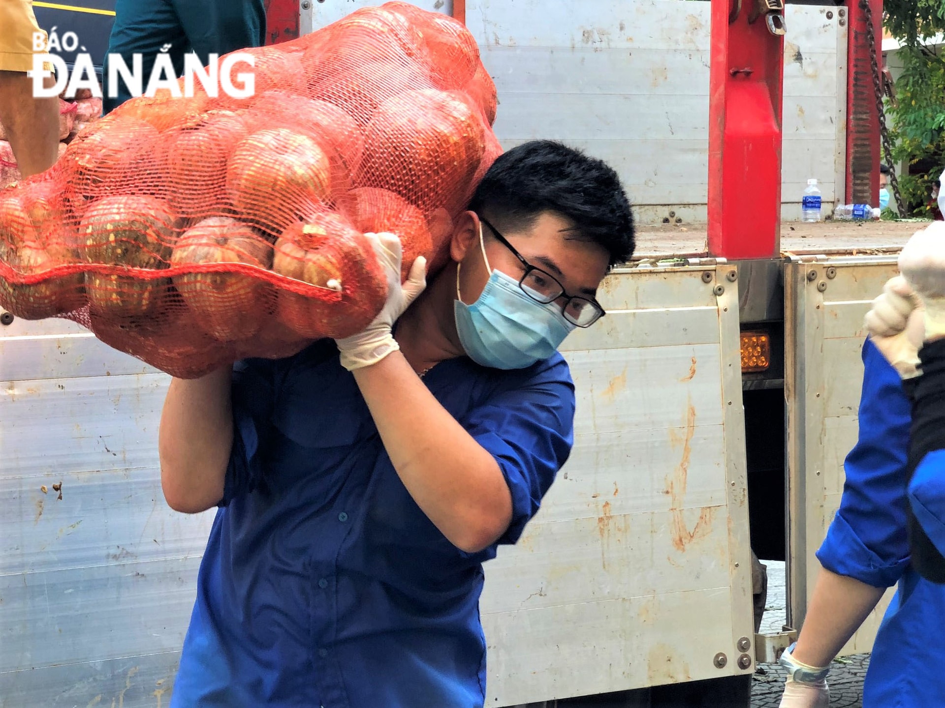 Nhiều bạn vốn là những “cậu ấm”, “cô chiêu”, nhưng khi khoác lên mình chiếc áo thanh niên, ai nấy đều xông pha, hăng hái. Trong ảnh: Em Đoàn Ngọc Hải (SN 2001, đoàn viên phường An Hải Bắc, quận Sơn Trà) mướt mồ hôi vác từng bao rau, củ nặng trĩu. Ảnh: L.P