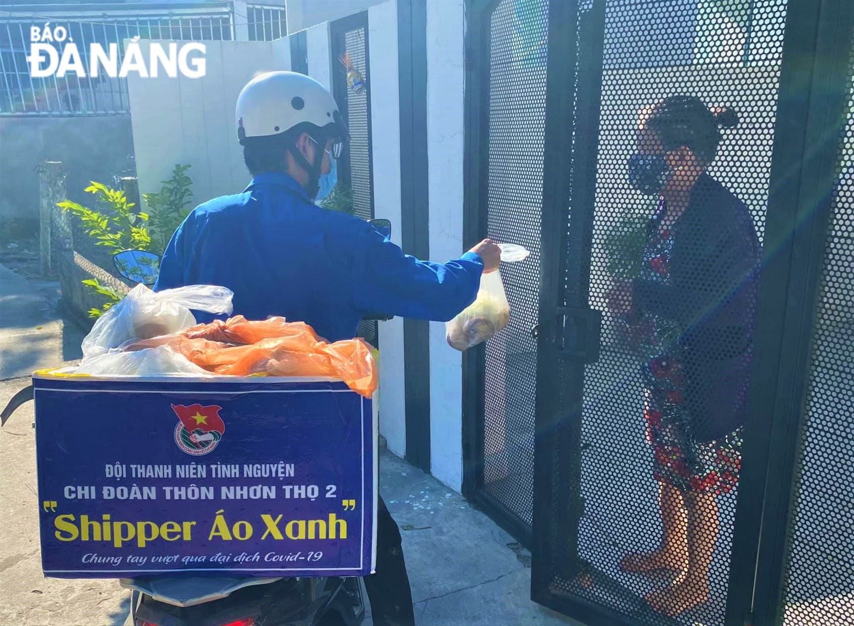 Mô hình “shipper áo xanh” được Đoàn Thanh niên xã Hoà Phước triển khai tại 10/10 thôn giúp kịp thời vận chuyển thực phẩm, hàng hoá đến từng hộ dân. Trong ảnh: “Shipper áo xanh” của Chi Đoàn thôn Nhơn Thọ 2 (xã Hoà Phước) mang thực phẩm đến từng nhà. Ảnh: L.P