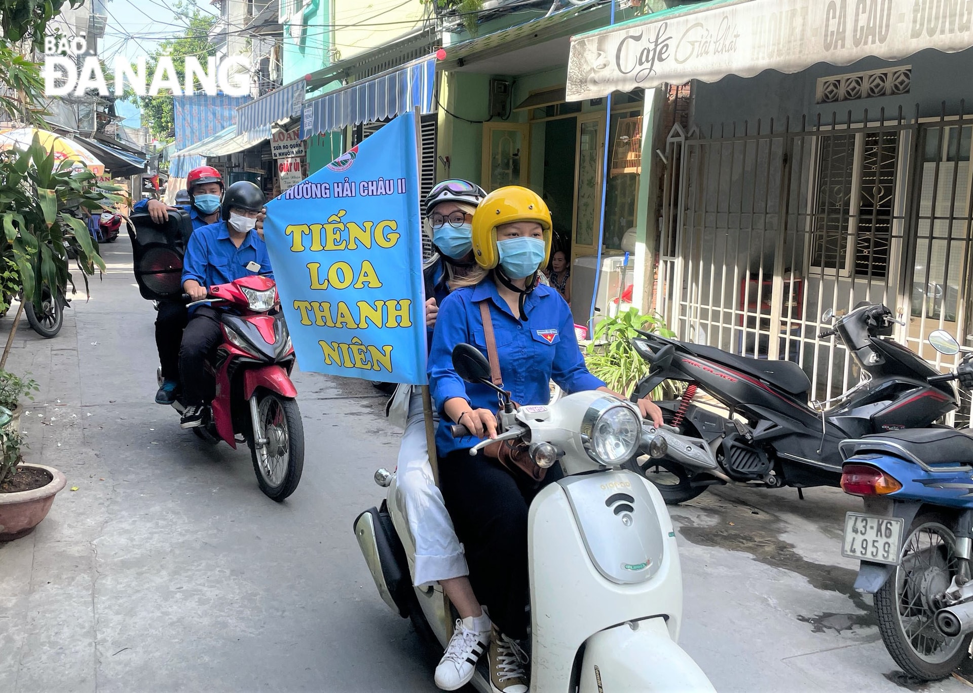 Không những thế, lực lượng đoàn viên, thanh niên còn hỗ trợ công tác trực chốt, lấy mẫu xét nghiệm và nhất là tuyên truyền, vận động nhân dân tuân thủ các biện pháp phòng, chống dịch. Trong ảnh: Mô hình “tiếng loa thanh niên” của Đoàn phường Hải Châu 2 (quận Hải Châu) kịp thời chuyển tải thông tin, góp phần nâng cao ý thức phòng, chống dịch cho nhân dân. Ảnh: L.P