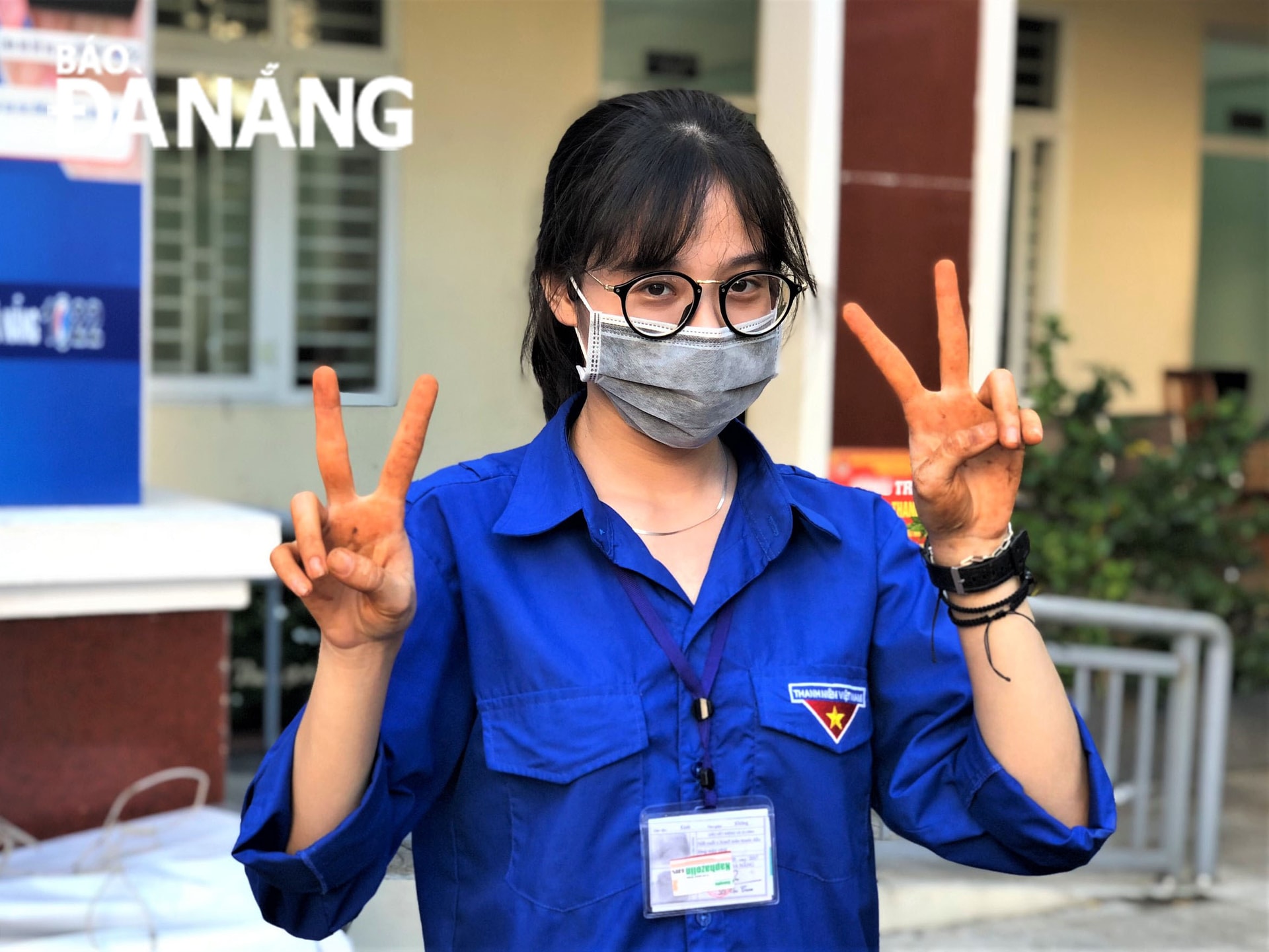 Dù vất vả, khó khăn nhưng không ngăn được tinh thần tươi trẻ của những chàng trai, cô gái tuổi đôi mươi. Trong ảnh: Bạn Hồ Thị Lâm Dung (SN 2002, đoàn viên phường An Hải Bắc, quận Sơn Trà) tươi cười dẫu đôi tay lấm lem đất đỏ. Ảnh: L.P